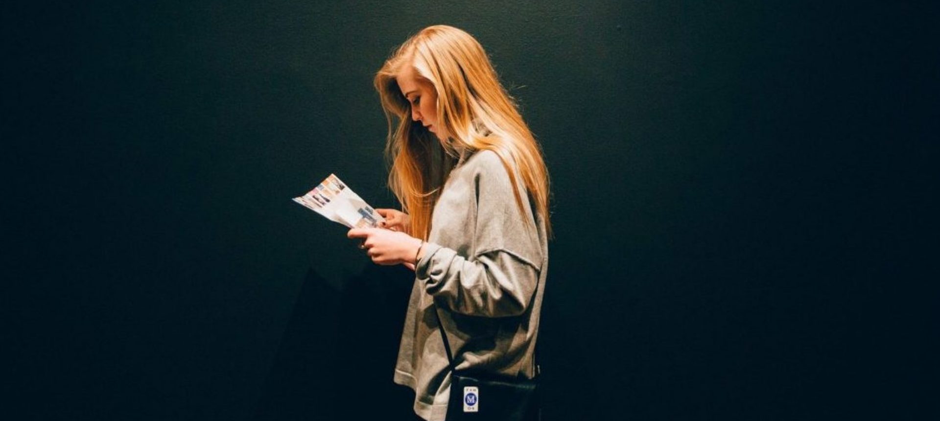 Une jeune femme lit un magazine.