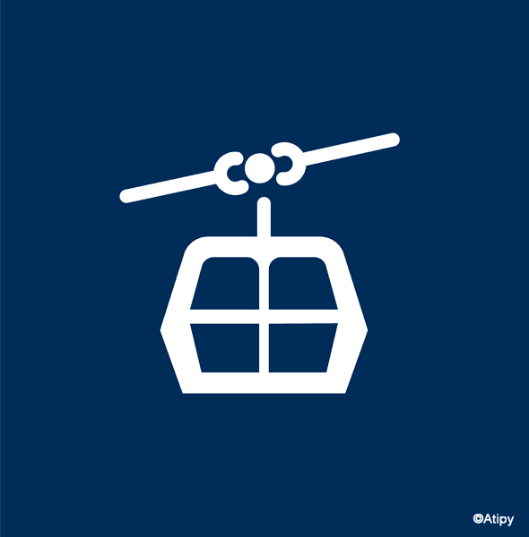 Pictogramme blanc de télécabine sur fond bleu avec logo Atipy en bas à droite
