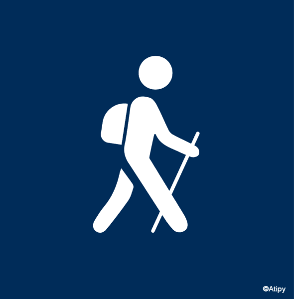 Pictogramme randonneur blanc avec sac à dos et bâton sur fond bleu, signature Atipy en bas à droite