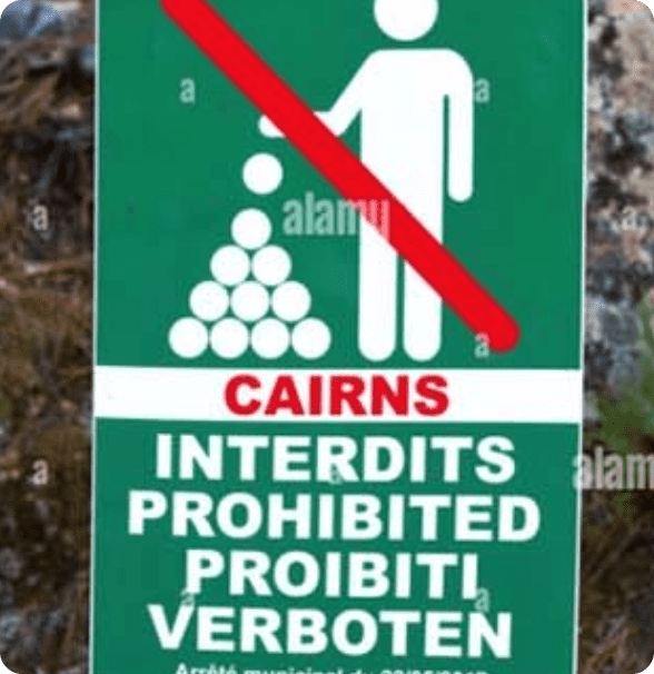 Pictogramme blanc sur fond vert barré en rouge représentant une personne