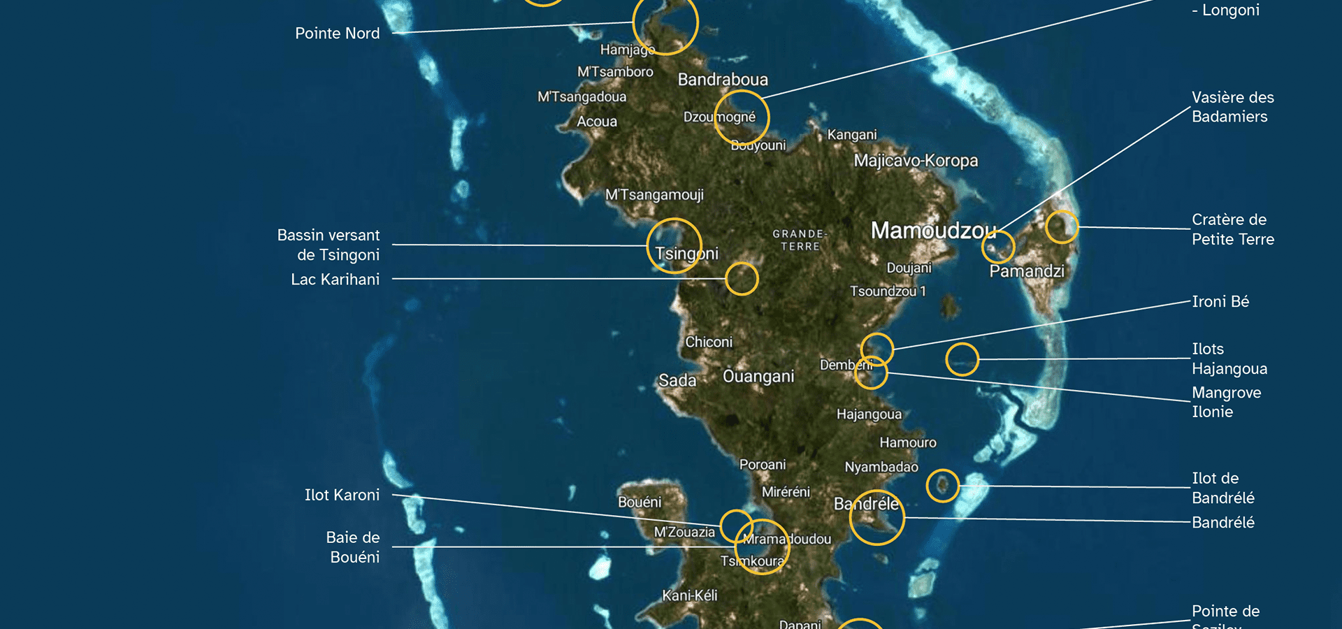 Carte aérienne de Mayotte avec repères cerclés et noms de lieux comme Mamoudzou, Bandrélé et Pamandzi