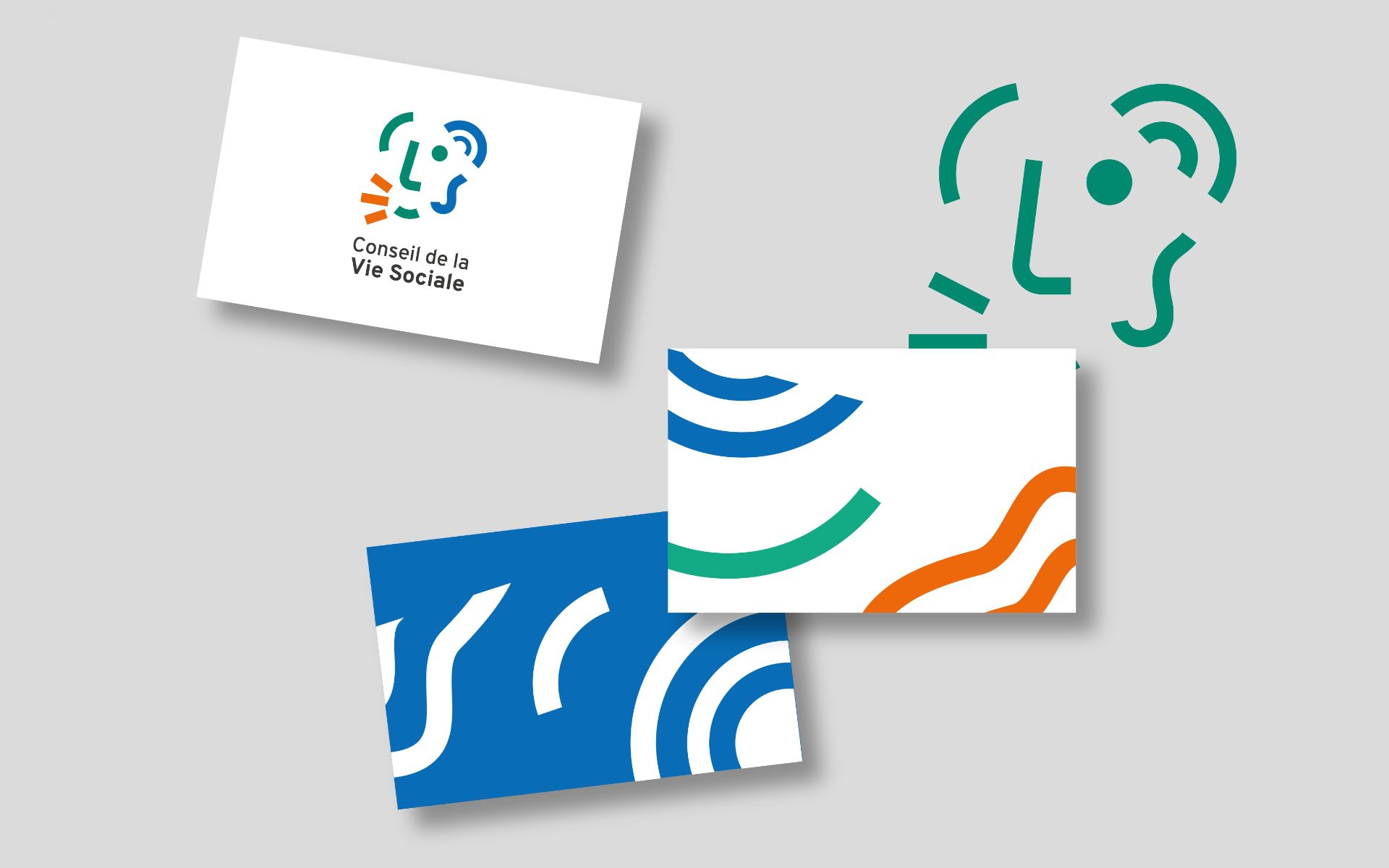 Maquettes de cartes avec logo Conseil de la Vie Sociale et motifs colorés bleu, vert et orange sur fond gris