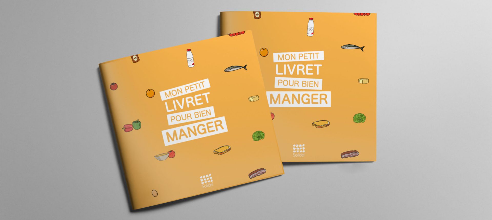 Deux livrets orange « Mon petit livret pour bien manger » avec illustrations d’aliments sur fond gris