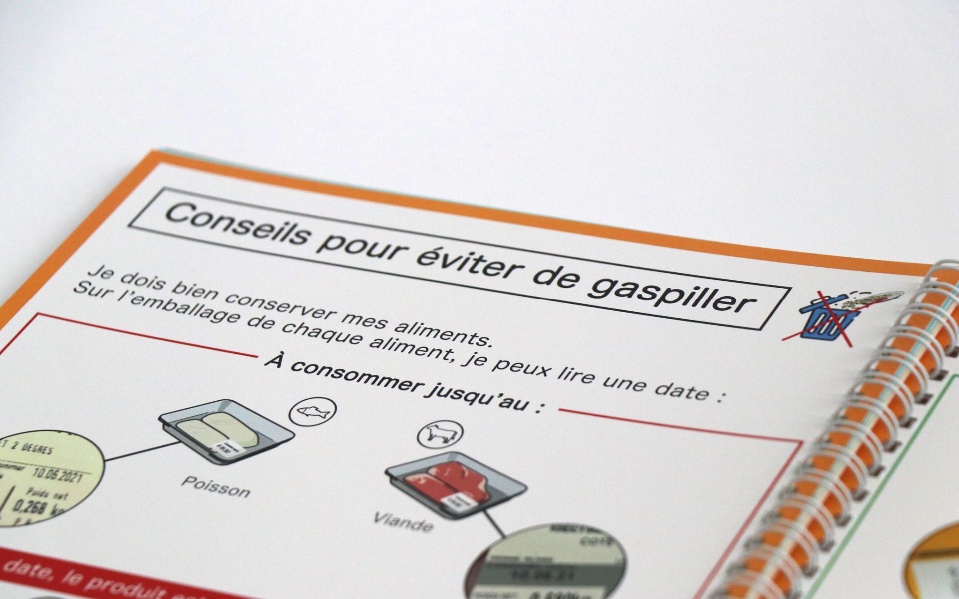 Page de livret spiralé avec le titre « Conseils pour éviter de gaspiller » et des exemples pour poisson et viande