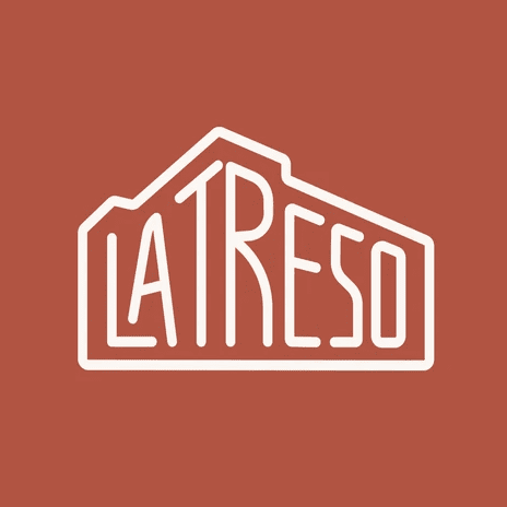Logo La Tre So en lettres blanches stylisées dans un contour de maison sur fond terracotta