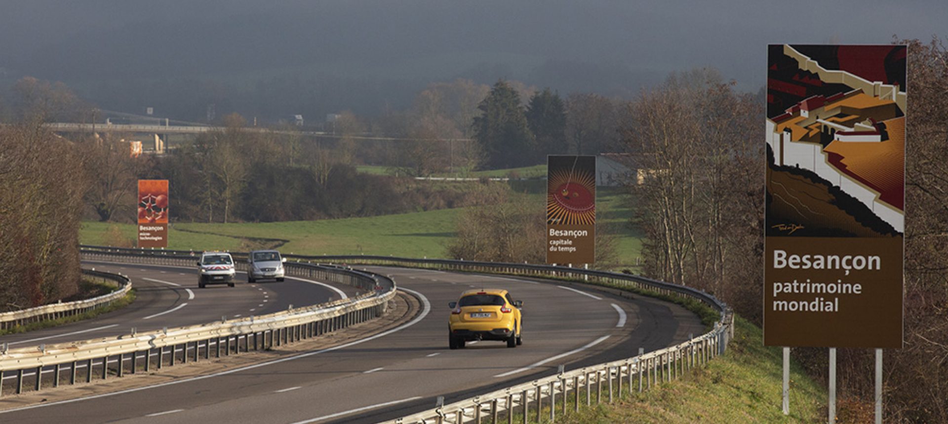 Panneaux de valorisation de Besançon le long de la A36, dont un grand panneau « Besançon patrimoine mondial
