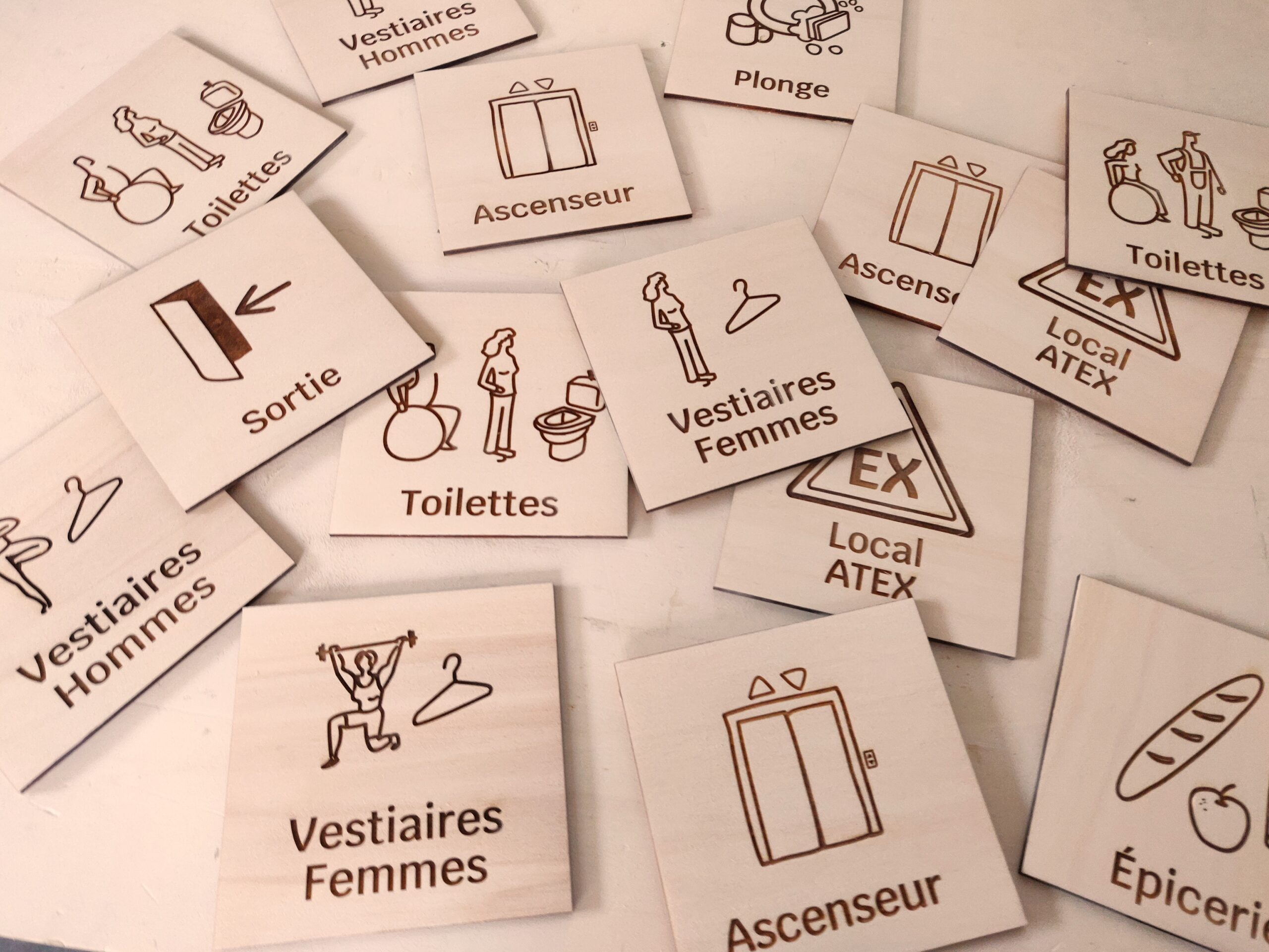 Ensemble de plaques signalétiques en bois avec pictogrammes et textes Ascenseur, Toilettes, Vestiaires, Sortie