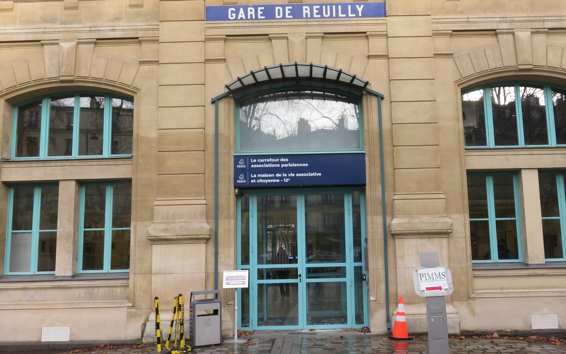 Façade de la Gare de Reuilly avec entrée vitrée et panneaux Paris 12e pour les associations parisiennes
