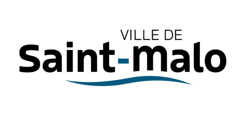 Logo Ville de Saint-Malo en lettres noires avec tiret et vague bleus sur fond gris clair